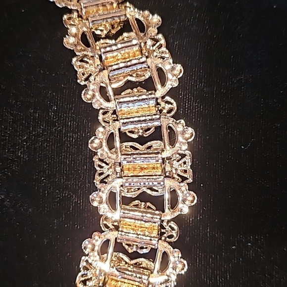 AB CRYSTAL Goldtone 7in bracelet - Picture 4 of 5